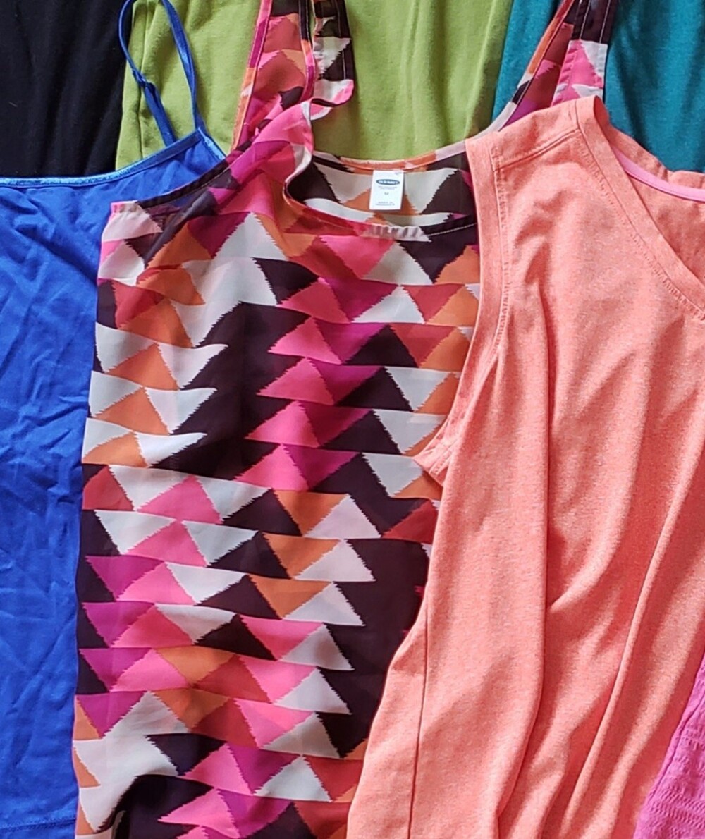 10 Womens sz medium tees, tanks & short sleeved shirts